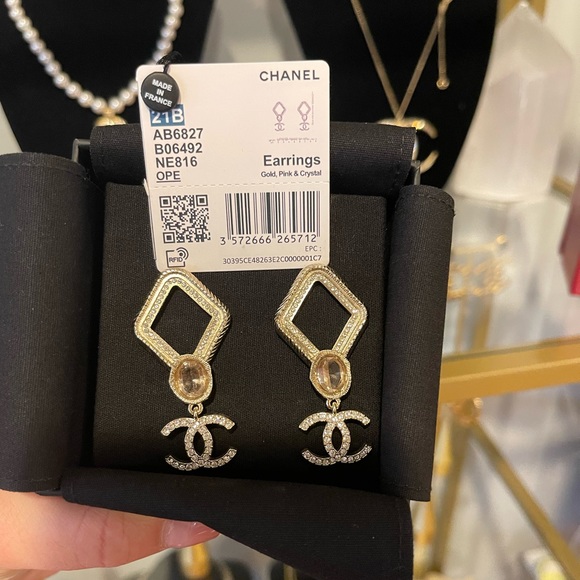 ✨Exquisite Chanel Earrings✨ - Picture 4 of 4